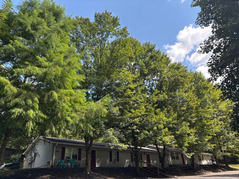 Primary Photo Of 209 Cemetary Ln, Jonesborough Apartments For Sale