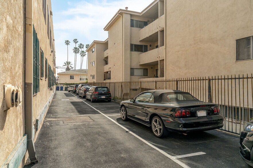 More Photos Of 5424 Franklin Ave, Los Angeles Apartments For Sale