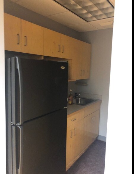 More Photos Of 160 S Turnpike Rd, Wallingford Light Distribution For Lease