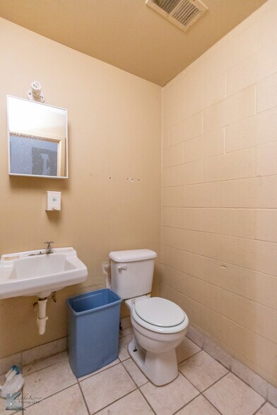 More Photos Of 817 Butternut St, Abilene Flex For Sale