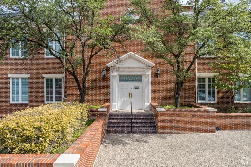 More Photos Of 17101 Preston Rd, Dallas Unknown For Lease