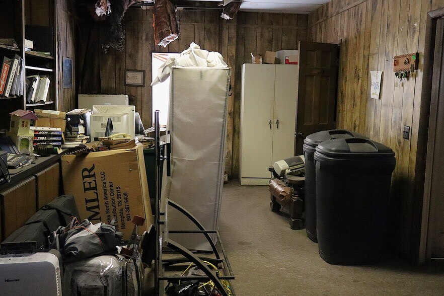 More Photos Of 1530 Parker Ln, Enterprise Warehouse For Lease