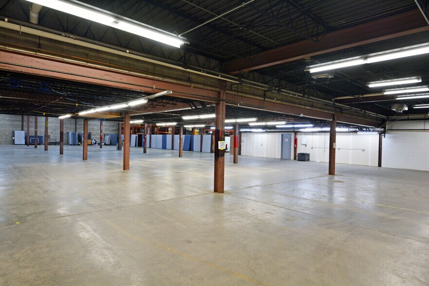More Photos Of 4301 Hwy 7 W, Saint Louis Park Distribution For Lease