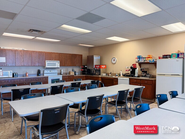 More Photos Of 7101 82nd St, Lubbock Office For Lease