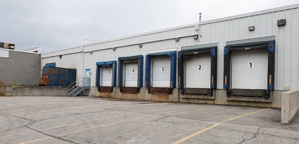More Photos Of 3695 Aut des Laurentides (A-15) Desste E, Laval Manufacturing For Lease