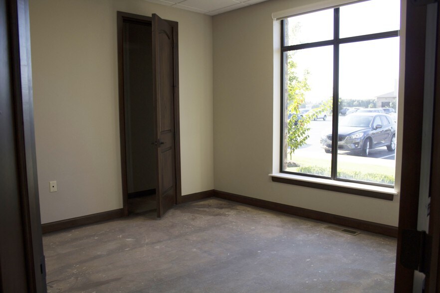 More Photos Of 2513 S Kelly Ave, Edmond Office For Lease