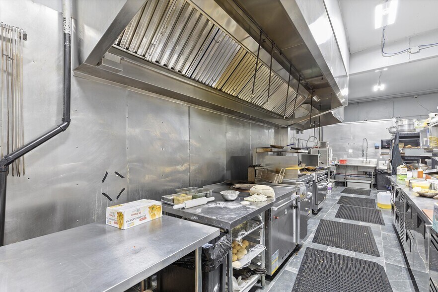 More Photos Of 1006 SW Coast Hwy, Newport Restaurant For Sale