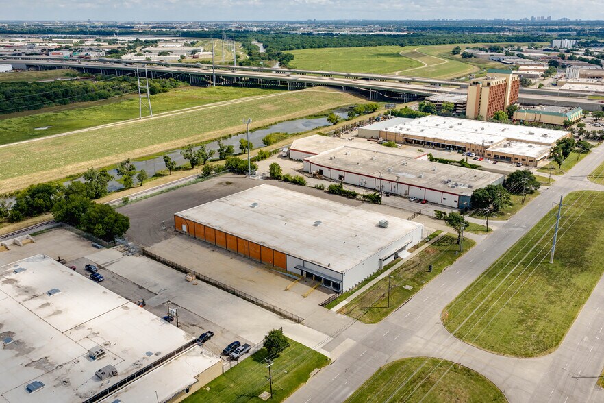 More Photos Of 909 Regal Row, Dallas Warehouse For Sale