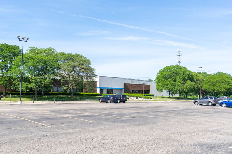 More Photos Of 5400 Perry Dr, Waterford Distribution For Lease