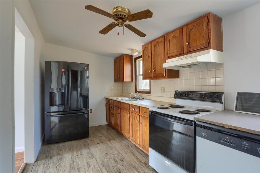 More Photos Of 145 Chamberlaine Ave, Pottsville Flex For Sale