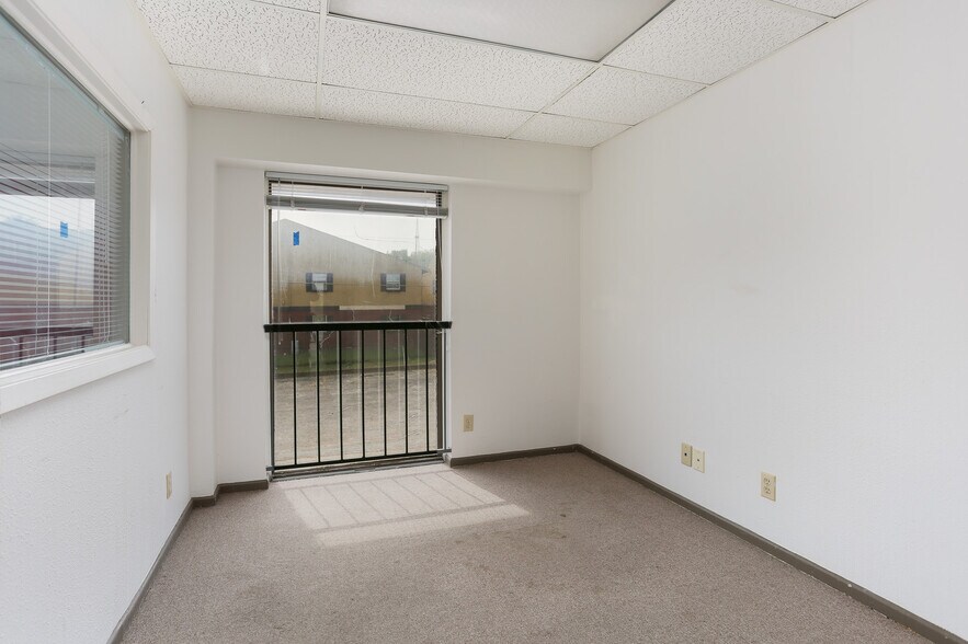 More Photos Of 4139 Gardendale St, San Antonio Office For Sale