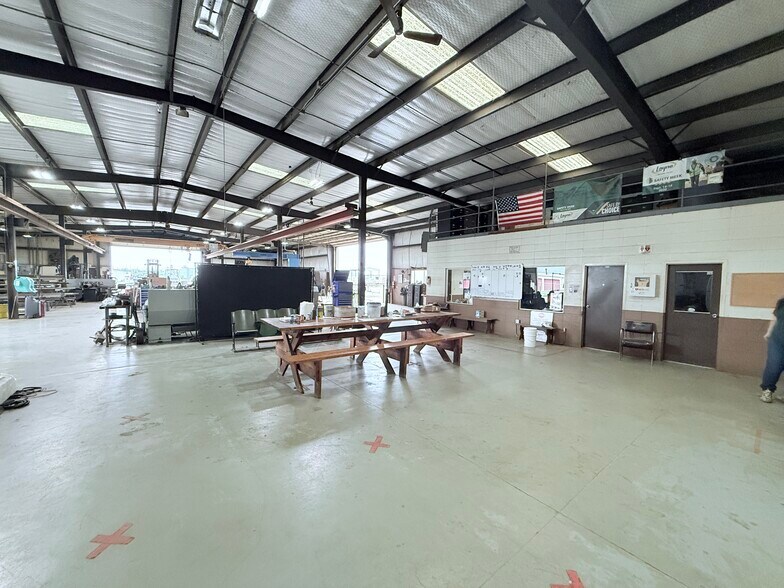 More Photos Of 2015 S Main St, Stuttgart Warehouse For Sale