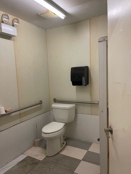 More Photos Of 6918 Myrtle Ave, Glendale Storefront For Lease