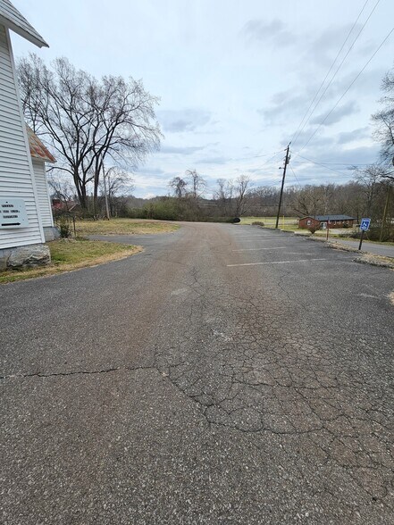 More Photos Of 1124 Leach rd, Cumberland Furnace Specialty For Sale