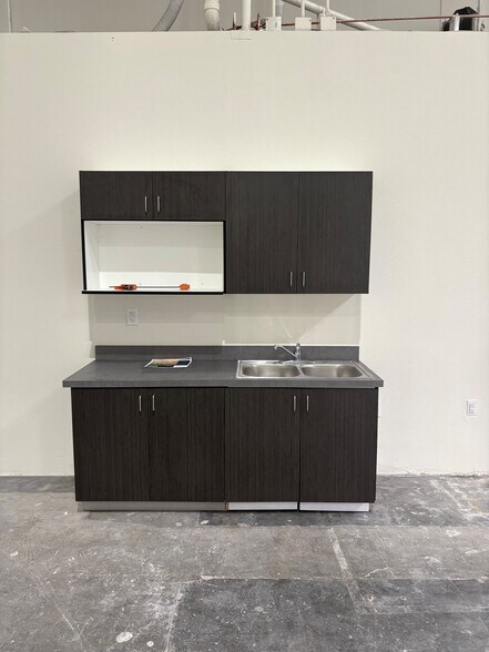 More Photos Of 1385 Pama Ln, Las Vegas Warehouse For Lease