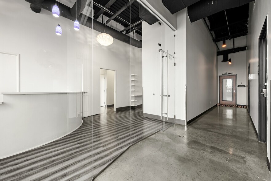 More Photos Of 924 N Columbia Center Blvd, Kennewick Storefront Retail Office For Lease