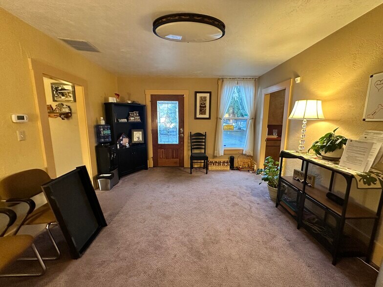 More Photos Of 830 Saginaw St S, Salem Medical For Sale