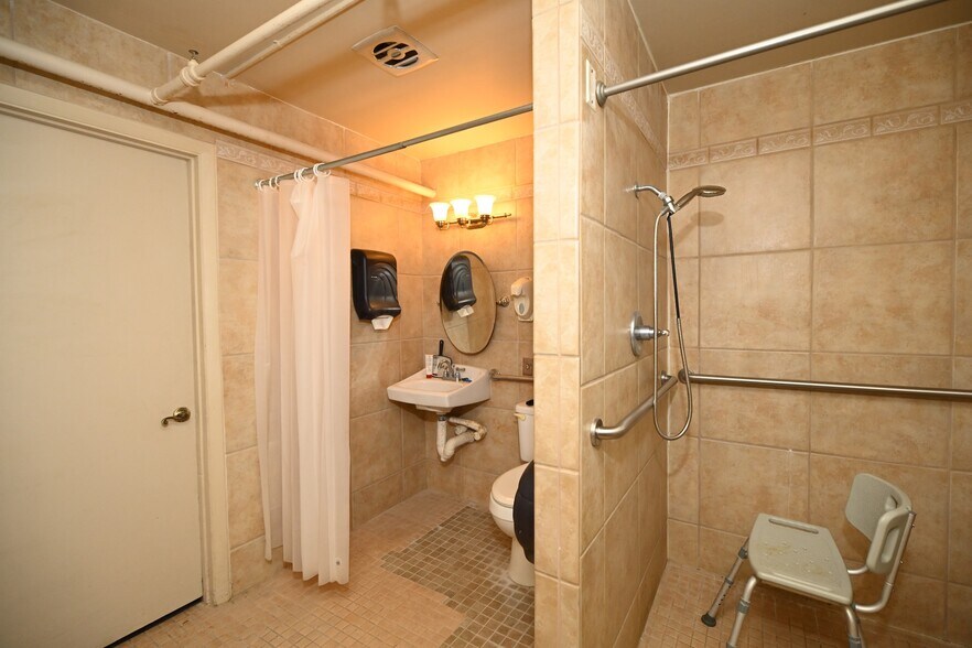 1001 N Armstrong Ave, Denison, TX 75020 Assisted Living For Sale
