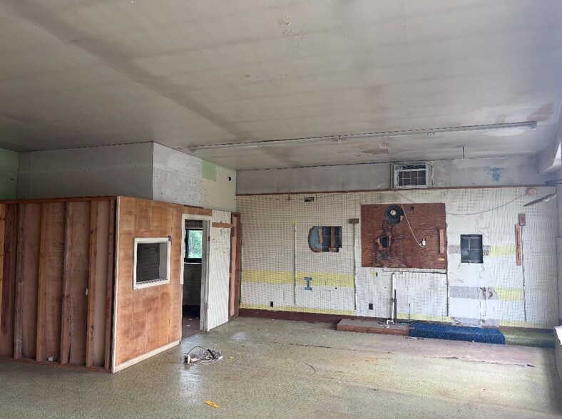 More Photos Of 21 Route 45, Mannington Flex For Sale