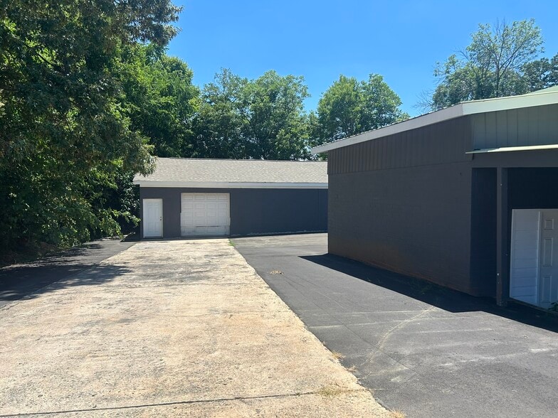 More Photos Of 300 Guthrie St, Graham Warehouse For Sale