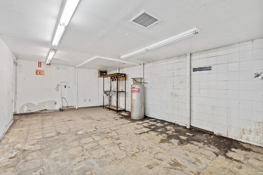 More Photos Of 1211 E Lewis St, Pasco Convenience Store For Sale