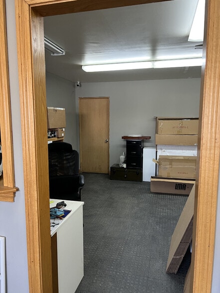 More Photos Of 34 Stonehill Rd, Oswego Warehouse For Lease