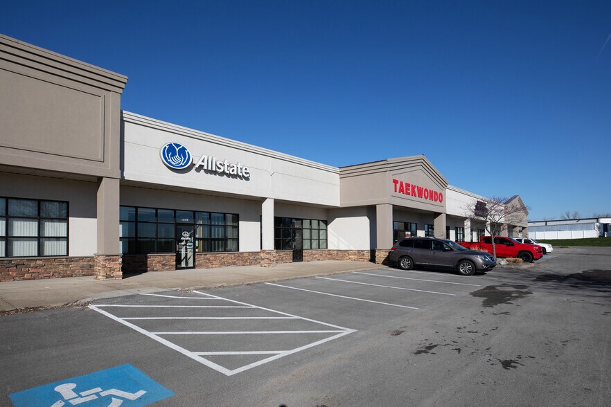More Photos Of 1469-1499 SW Market St, Lee's Summit General Retail For Lease