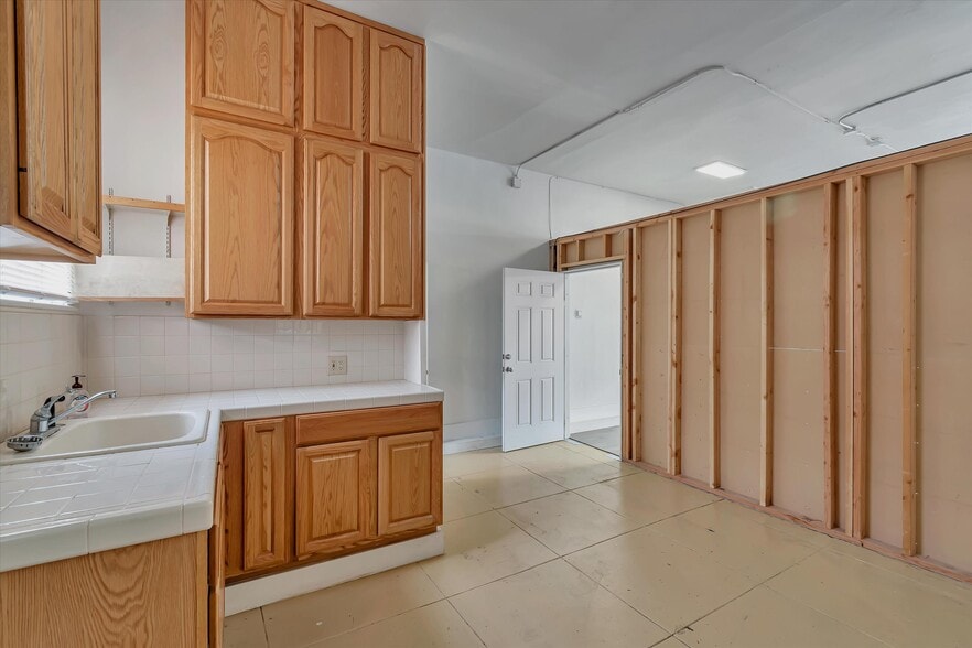 More Photos Of 1156-1158 Geneva Ave, San Francisco Flex For Sale