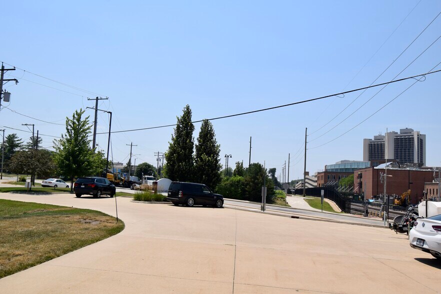 More Photos Of 208 Parkinson St, Normal Office For Lease
