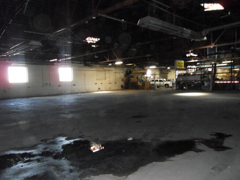 More Photos Of 925 Saw Mill River Rd, Yonkers Manufacturing For Lease