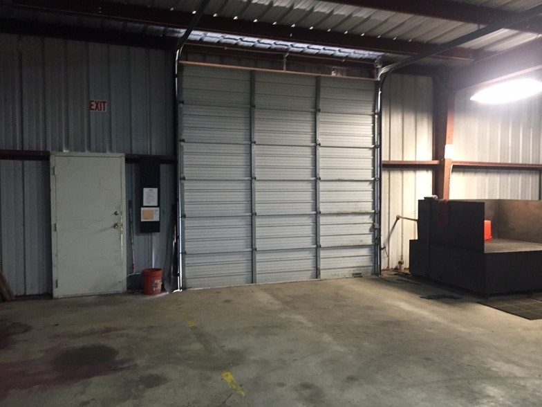 More Photos Of 3517 W Highway 90, Seguin Warehouse For Lease