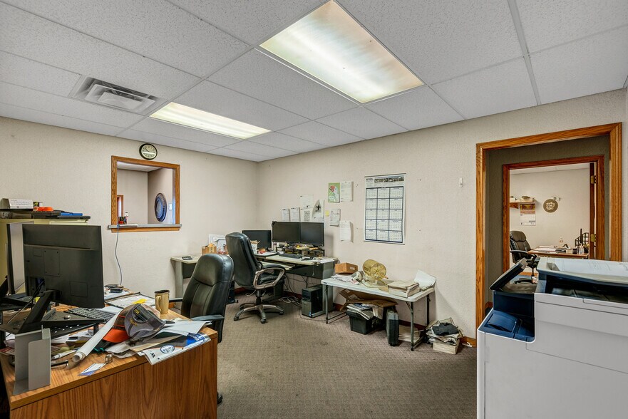 More Photos Of 1800 SE 9th St, Newton Manufacturing For Sale