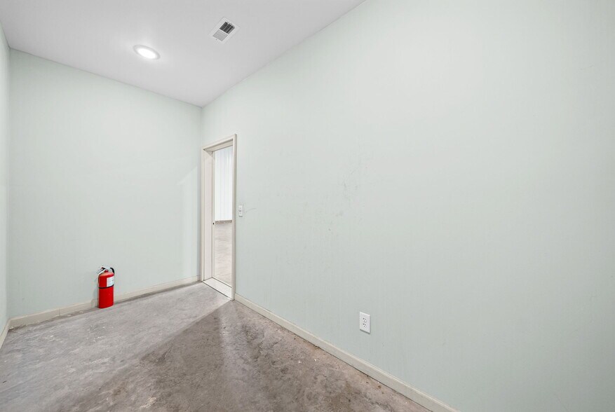 More Photos Of 1040 Smokestack Dr, Clarksville Warehouse For Lease