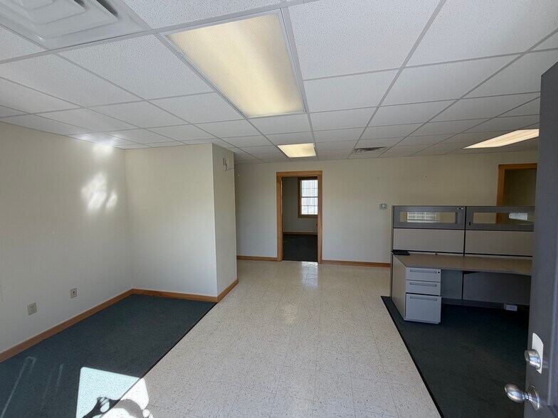 More Photos Of 1667 White Mountain Hwy, Sanbornville Showroom For Sale