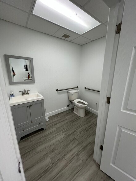 More Photos Of 3435 30th Ave N, Saint Petersburg Freestanding For Lease