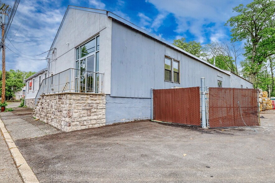 More Photos Of 109-111 Ethel Ave, Hawthorne Warehouse For Lease