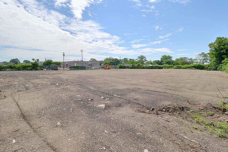 More Photos Of 115 Old South Ave, Stratford Land For Lease