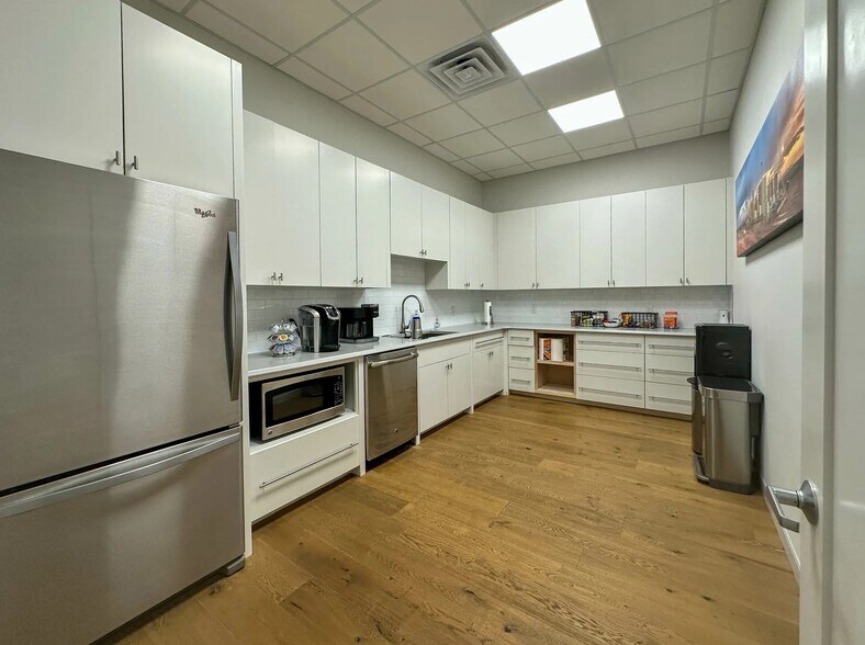 More Photos Of 1025 Oak St, Abilene Office For Lease