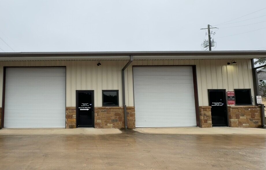 More Photos Of 721 Bulverde Rd, Bulverde Freestanding For Lease