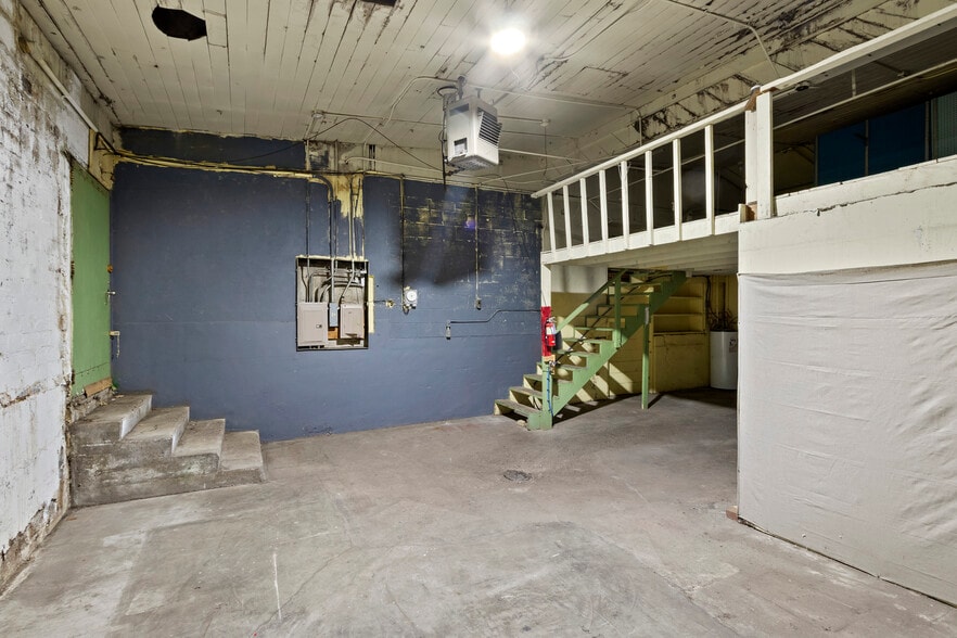 More Photos Of 1005 Main St, Buhl Storefront Retail Residential For Sale