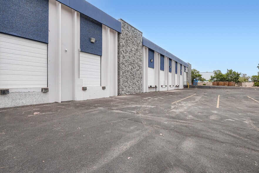More Photos Of 4525 Ironton St, Denver Warehouse For Lease