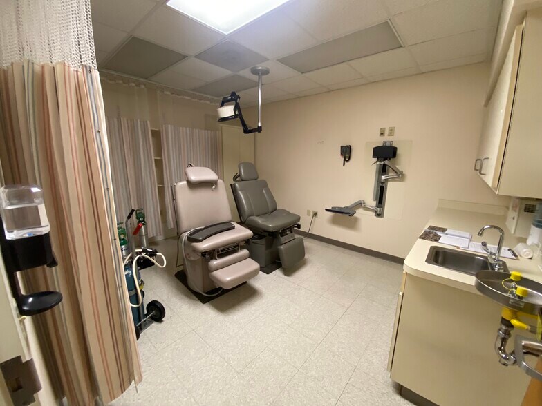 More Photos Of 2212 W Kearney St, Springfield Office For Sale