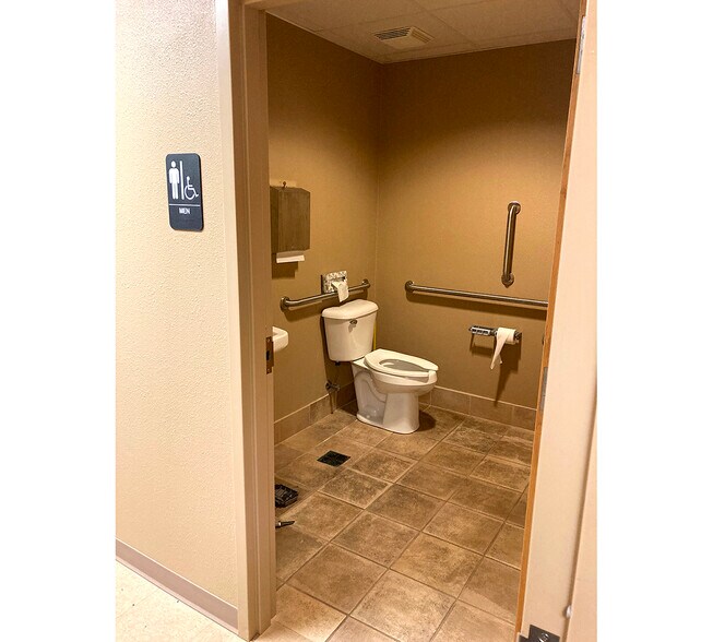 More Photos Of 809 Park Ave, Beaver Dam Office For Sale
