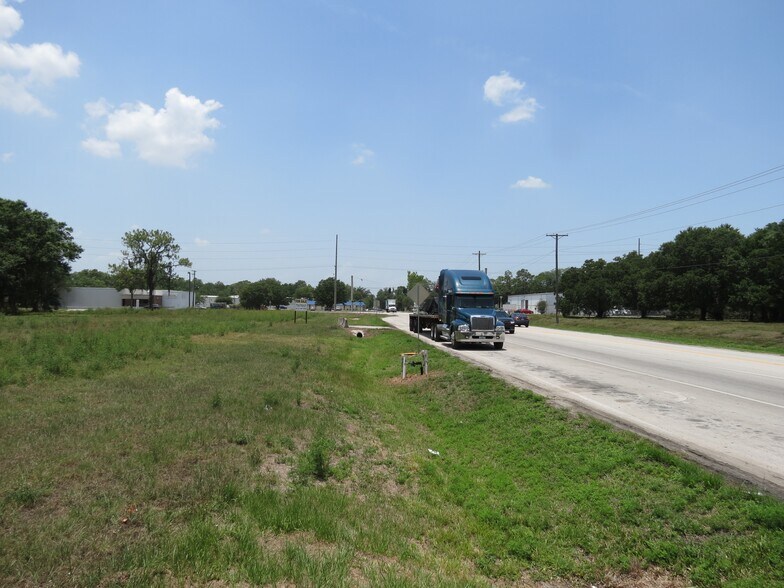 More Photos Of 2021-2099 Airport Rd, Plant City Industrial For Lease