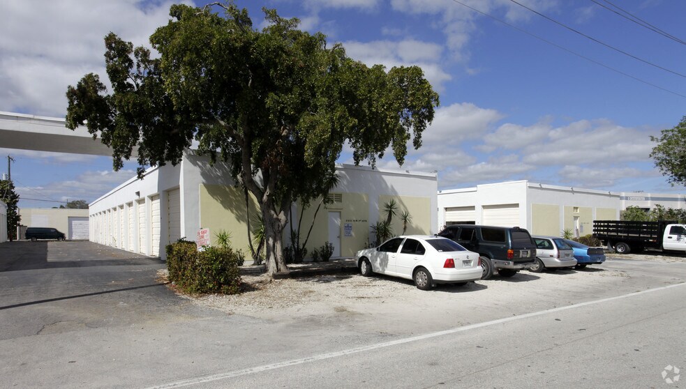 More Photos Of 2411-2451 NW 1st Ave, Boca Raton Self Storage For Lease