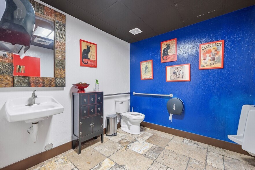 More Photos Of 11251 NW 20th St, Miami Showroom For Lease