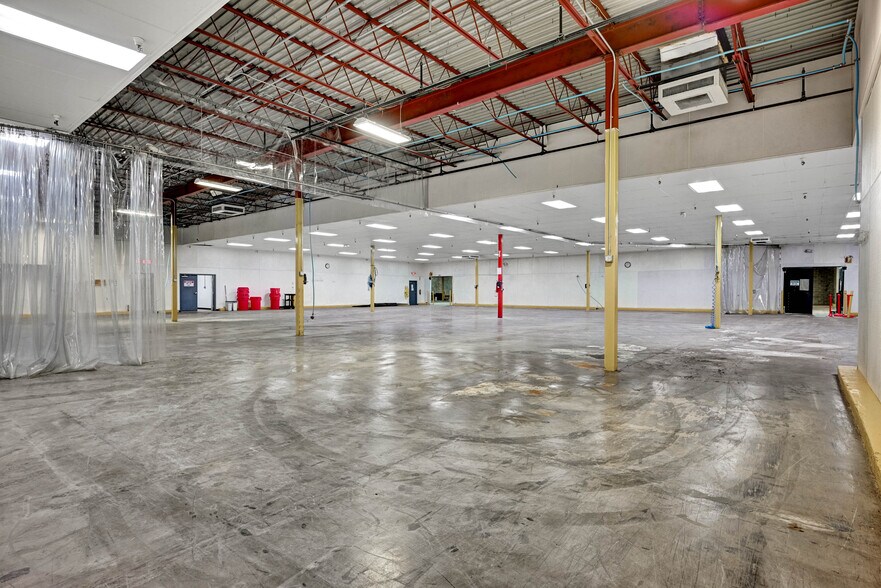 More Photos Of 100 Chamber Plz, Charleroi Supermarket For Lease