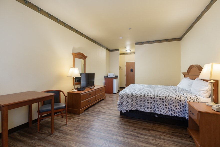 More Photos Of 550 SE Highway 101, Lincoln City Hotel For Sale