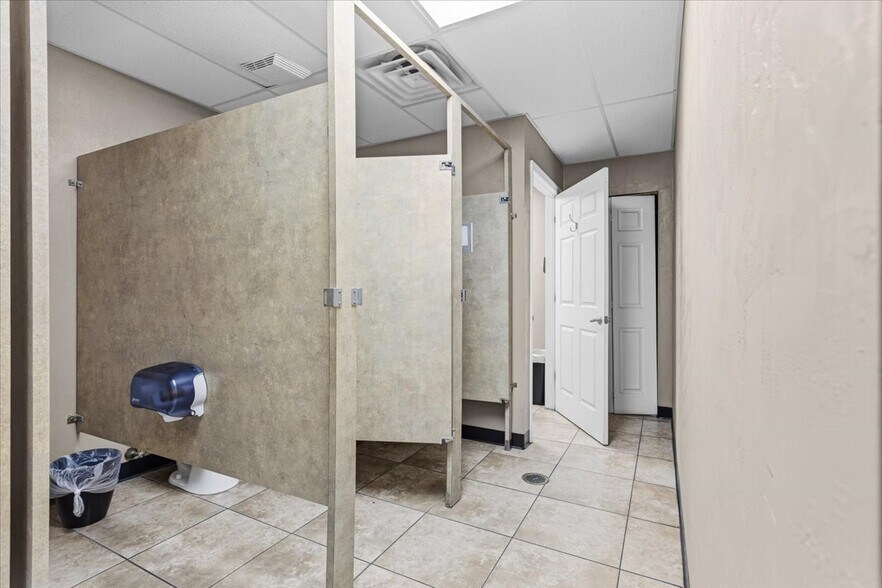 More Photos Of 15043 Main St, Alachua Showroom For Sale