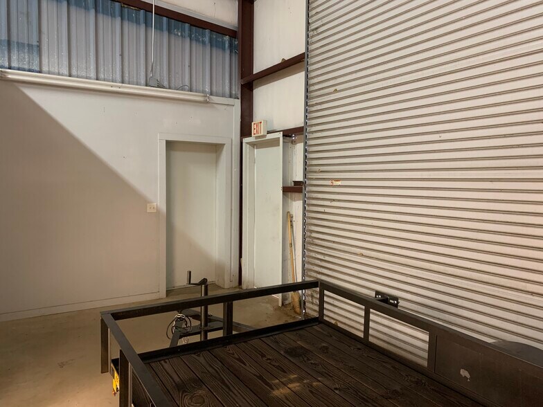 More Photos Of 5424 W Oak St, Palestine Showroom For Lease